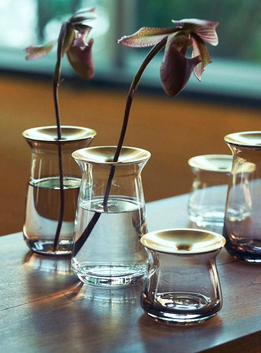 Vase en verre et coupelle en laiton