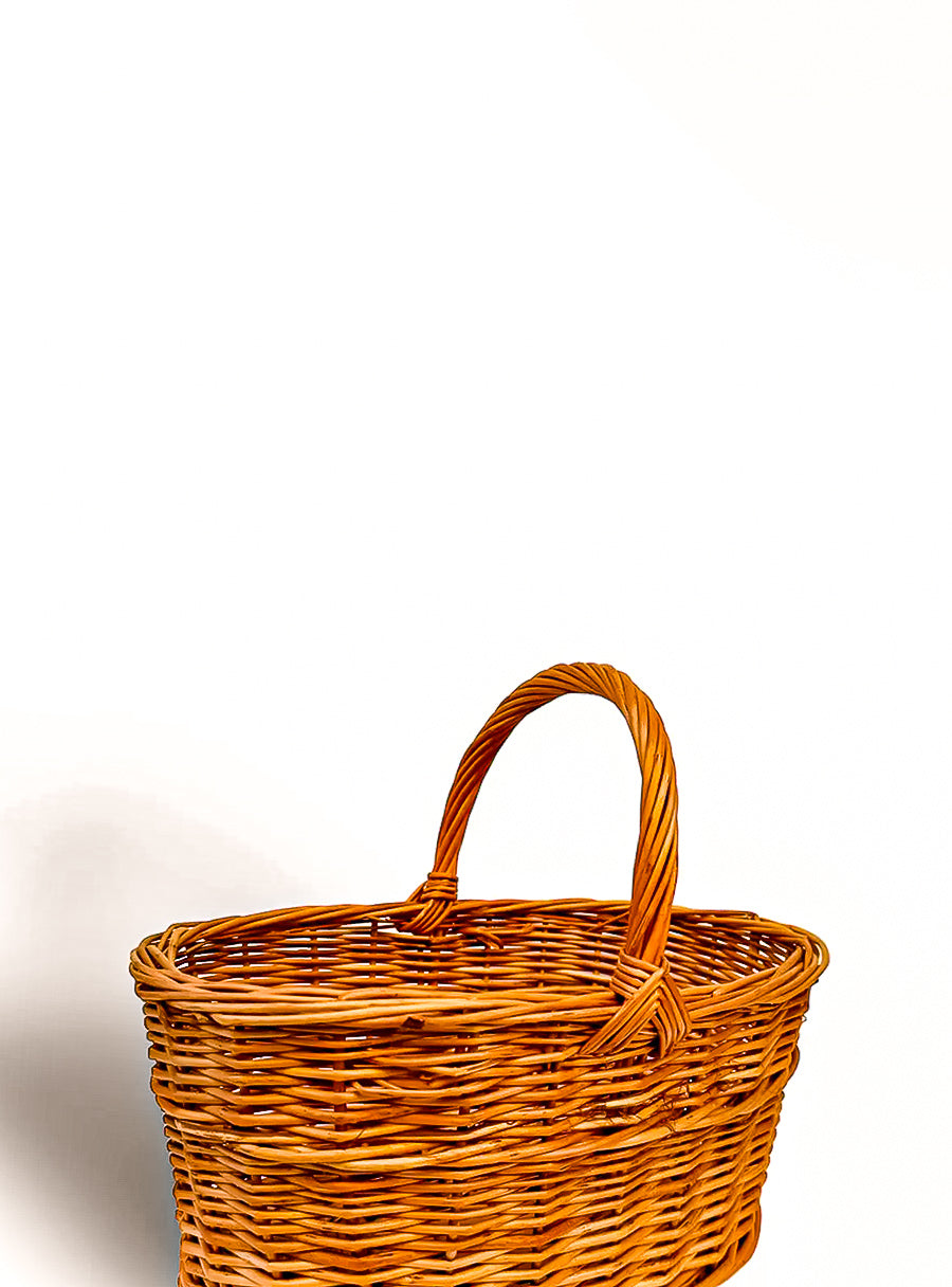 Petit panier en osier tressé