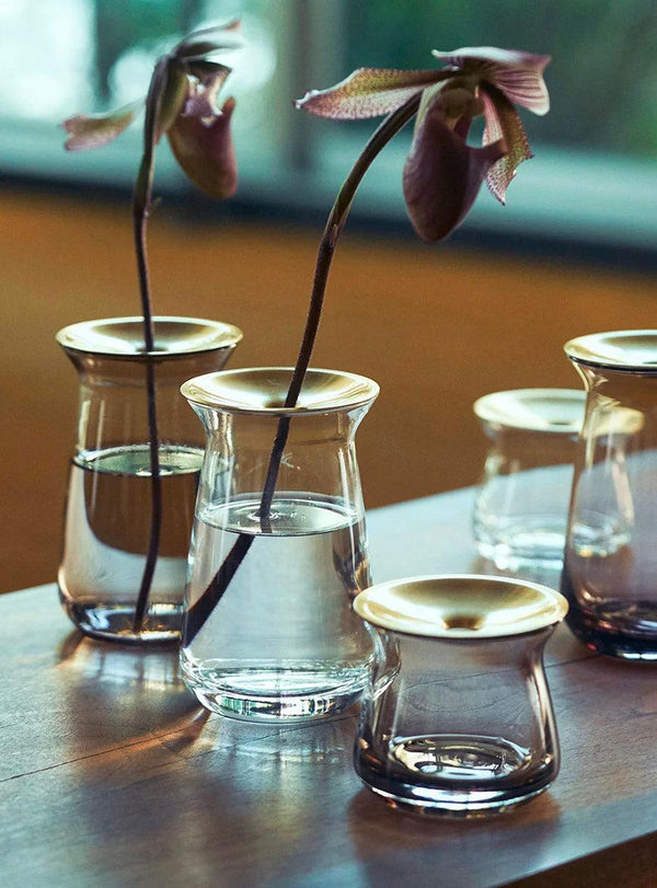 Petit vase en verre brun et coupelle en laiton