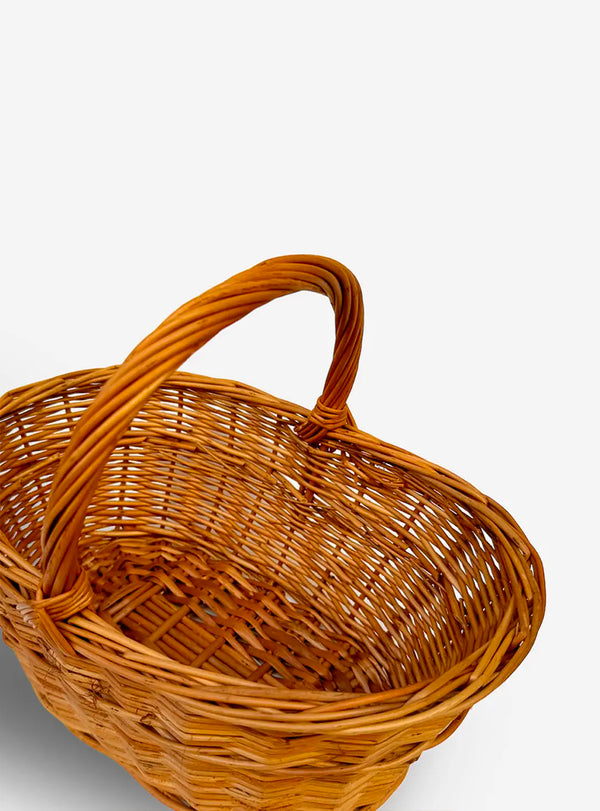Petit panier en osier tressé
