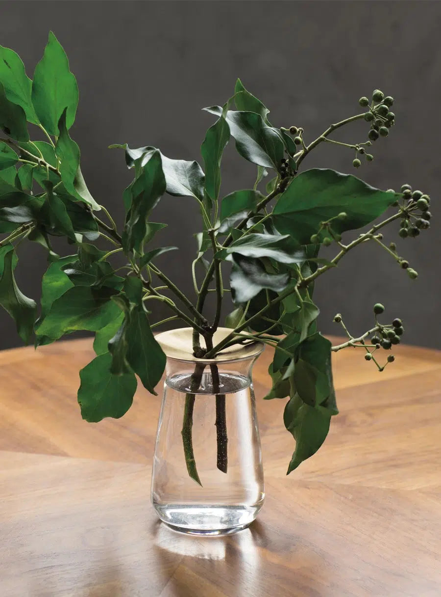 Vase en verre et coupelle en laiton