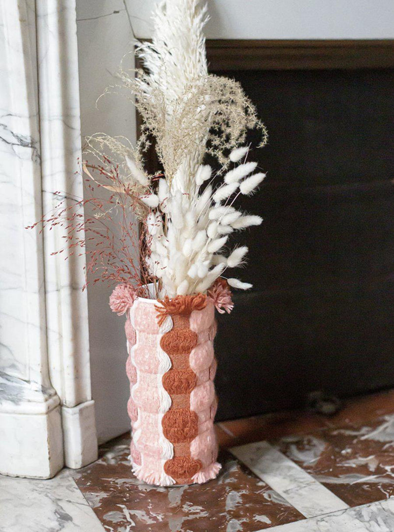 Vase en porcelaine et tissu haute-couture rose-Singulier Origine-Jardiniste