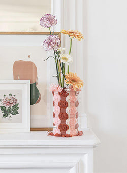Vase en porcelaine et tissu haute-couture rose-Singulier Origine-Jardiniste
